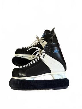 CCM 495 Black Hockey Skates With Skate guards Size 11.5